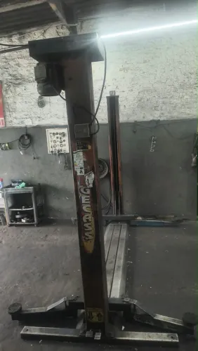 Elevador auto motivo engecass 2 toneladas e meia Trifásico