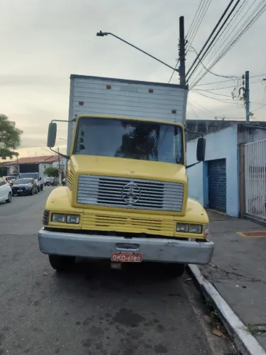 Caminhão baú MB truck.