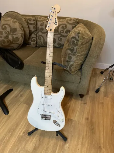 Guitarra Fender Squier Stratocaster branca