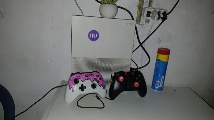 Vendo xbox one s com jogos controles e cabos tudo certinho
