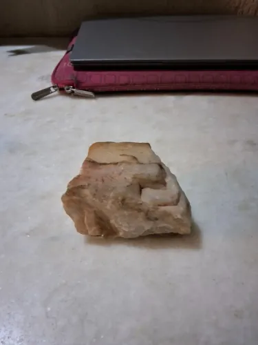 Pedra natural com formato diferente (praticamente quadrada)