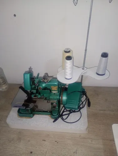 Vende se está máquina overlok toda boa semi nova