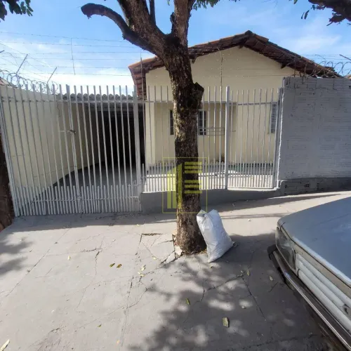 Casa para locação no Jd. Itapema com 2 quartos, varanda com pia e 3 vagas de garagem.