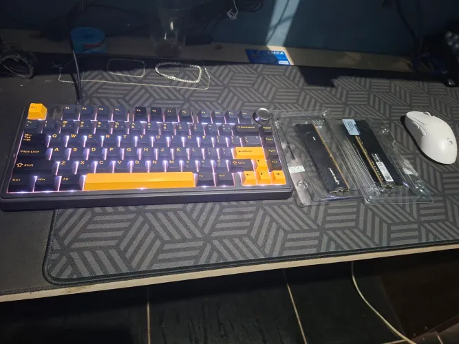 Vendo teclado AULA F75 - MOUSE LOGITECH SUPERLIHGT 2C - E 2 PENTE DE MEMÓRIA RAM 2X16GB