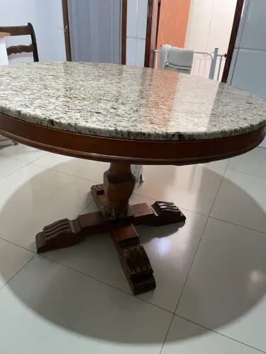 Mesa de madeira com tampo de granito