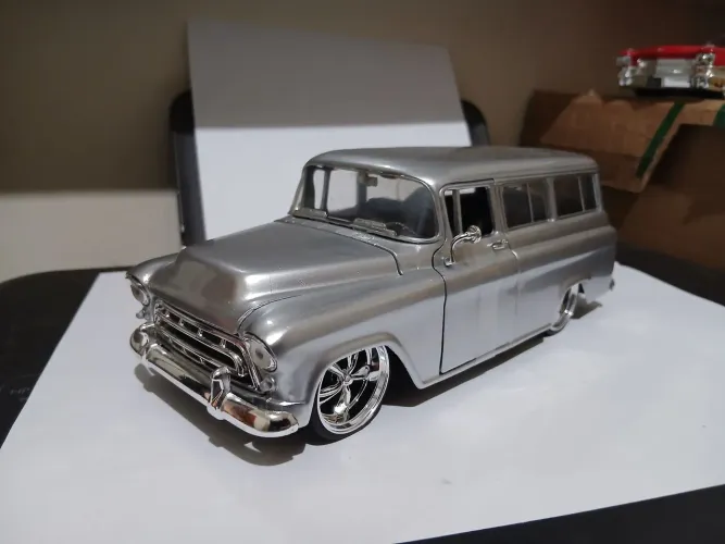 Miniatura Suburban 1/24