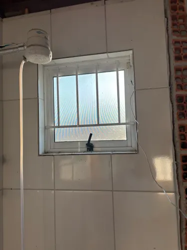 Vendo janela para banheiro