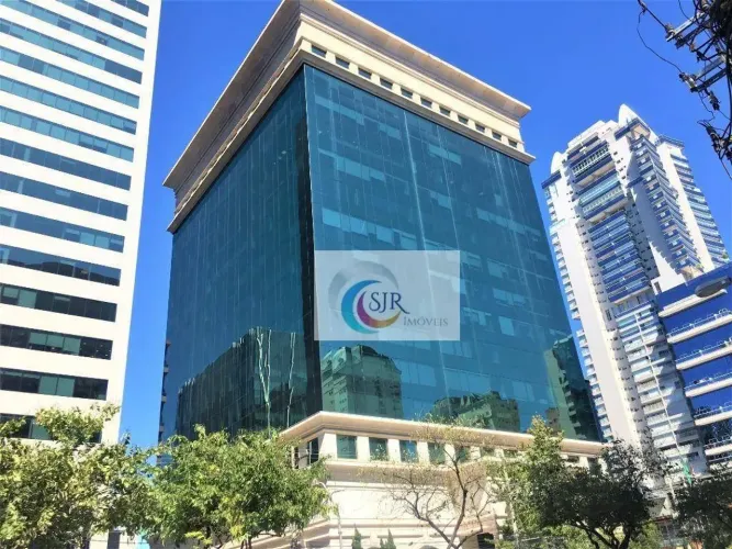 Edifício com 13 pavimentos de escritório com 1.866 m2 Sky Lobby e Heliponto