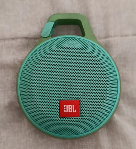 Mini Caixa de som JBL clip+ Verde com cabo e mosquetão.