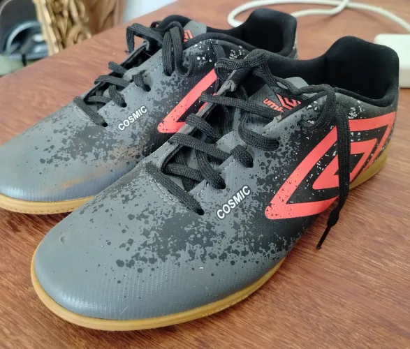 Chuteira futsal umbro cosmic