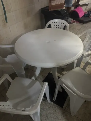 Vendo mesa com 5 cadeiras