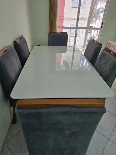 MESA + 6 CADEIRAS COM BASE E PÉS DE MADEIRA MACIÇA. O TAMPO TEM 1.60 X 90 (MDF+VIDRO).