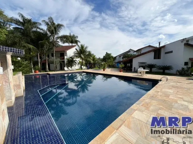 Casa venda dentro de condomínio com 3 dormitórios a 600 metros da Praia da Maranduba.