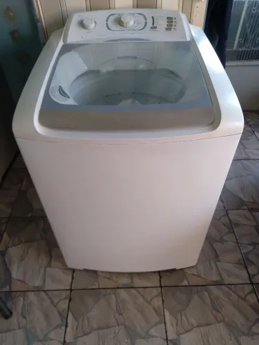 Vendo máquina de lavar roupa Electrolux 12 kilos funcinando bem 