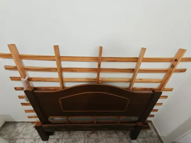 Cama de madeira casal