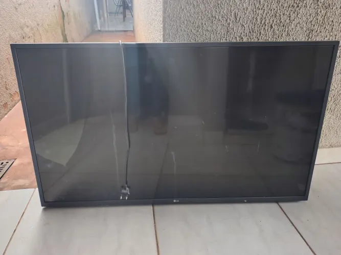 Smart TV LG 43" *TELA QUEBRADA*