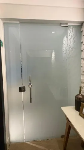 Porta de vidro 8mm completa: com ferragens e puxador moderno