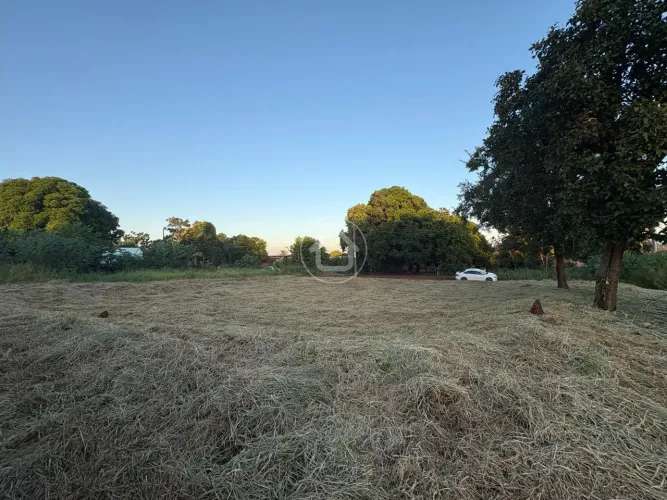 TERRENO GRANDE DE ESQUINA NO JARDIM ITAMARACÁ