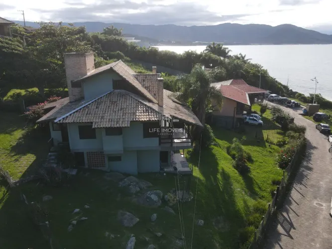 Duas casas geminadas à venda em Garopaba/SC na Praia da Vigia a 80m do mar com vista