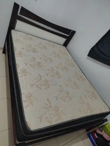 Vendo cama de madeira com colchão motivo de viagem R$1.200