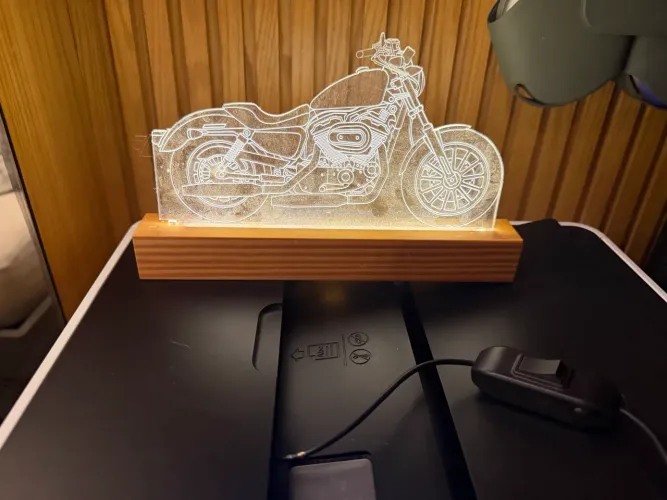 Luminária LED Decorativa Moto Custom em Acrílico - Base Madeira