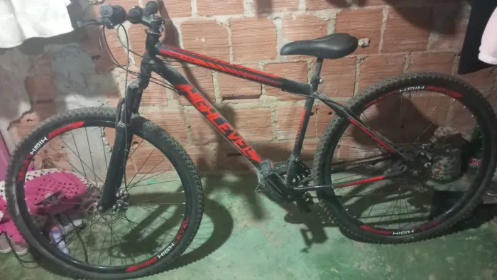Bicicleta Aro 29 , está com 1 pneu furado e outro vazio.