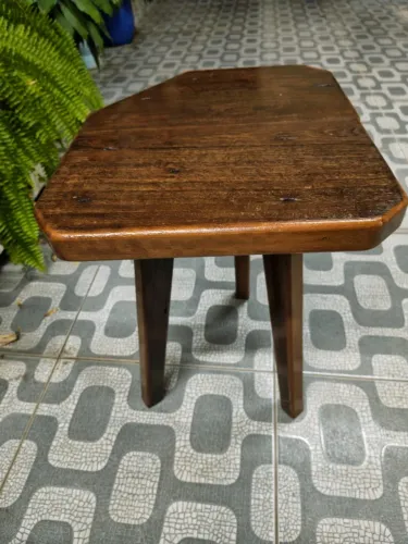 Mesa de canto em madeira 