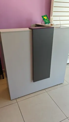 Balcão de Recepção em L Moderno Branco/Cinza - Excelente Estado