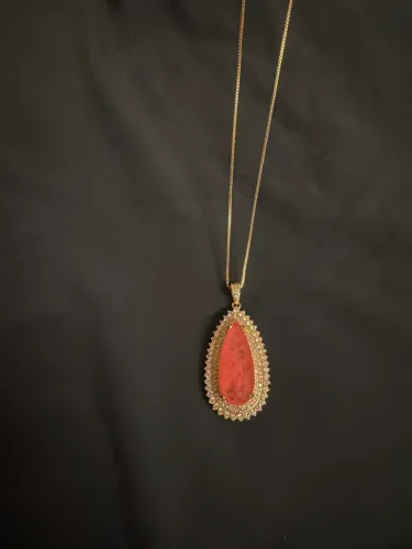 COLAR GOTA COM ZIRCÔNIAS E PEDRA GOIABA M BANHO OURO 18K