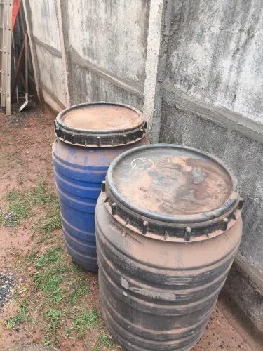 Vendo tambor de 200litros com tampa 