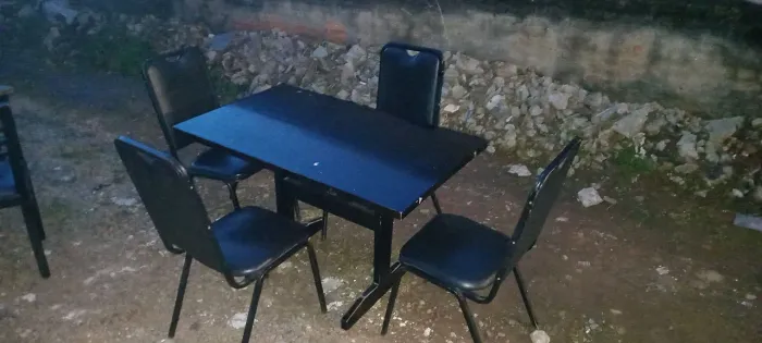7 Mesas de madriras com cadeiras.