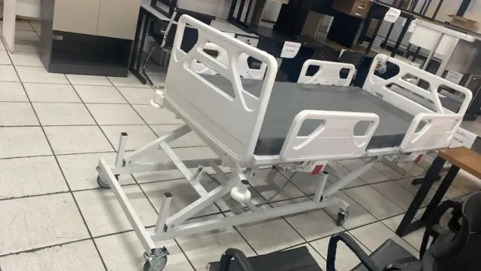 Cama hospitalar elétrica retrátil semi nova usada poucas vezes Medidas 2.00x0.80x cm 