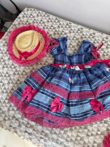 Vestido junino com chapéu 