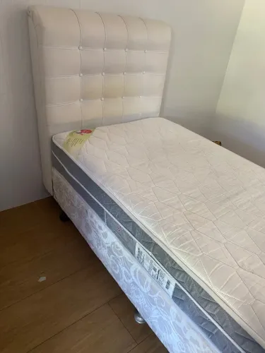 Cama box com colchão de molas Orthocrin e cabeceira
