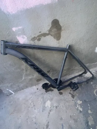 Quadro krw tamanho 21, sem amassos e sem trincos, só alguns riscos