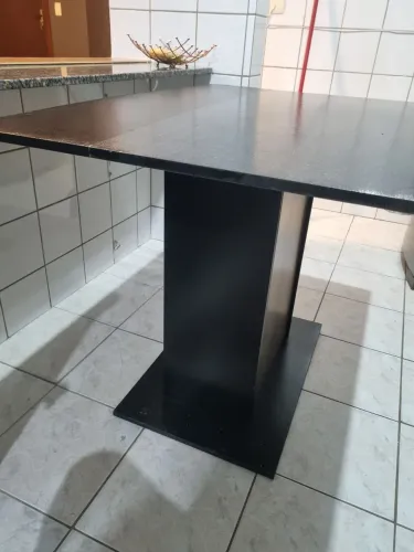 Mesa de cozinha sem as cadeiras