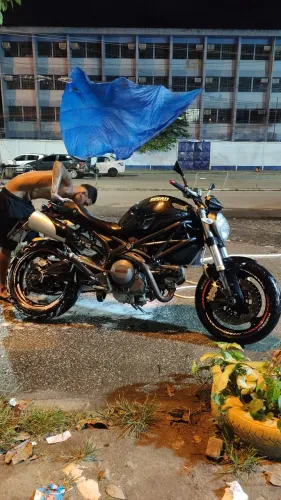 Moto Ducati monster 696 ano 2010.