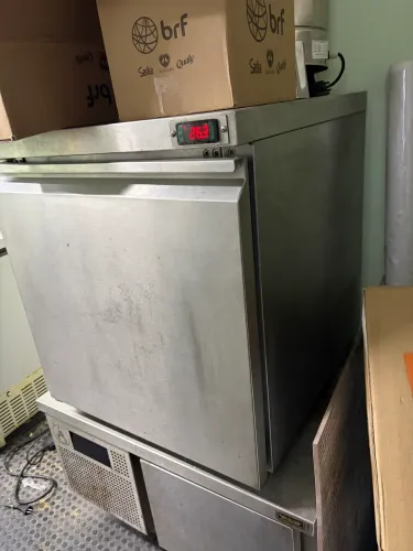 Geladeira ou frezzer de inox 900,00