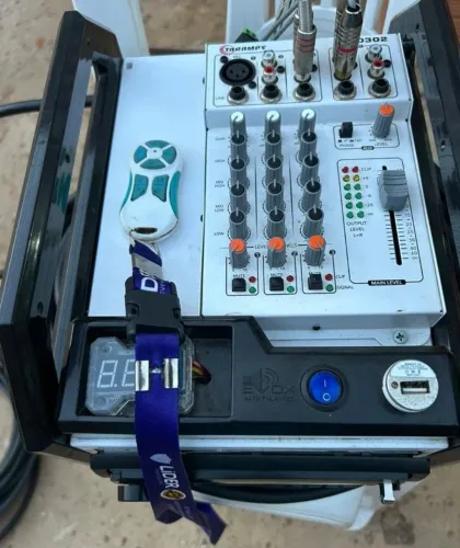Vendo som automotivo completo