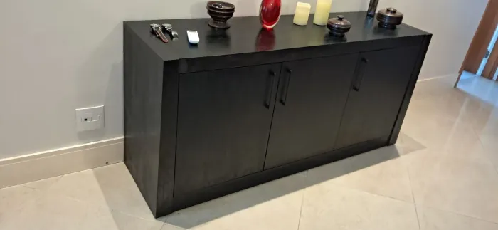 Excelente Buffet em Madeira Laminada Imbuia;3 Portas;3 Gavetas;com Rodinhas Dim: 165x78x47