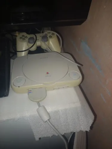 Psone ps1 usado dois controles 3 jogos replica