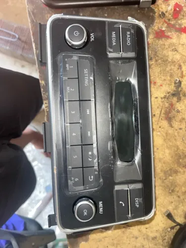 Rádio / Aparelho de Som Original Nissan - March / Versa (Com Bluetooth e Leitor de Tela)
