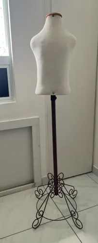 manequim de busto infantil forrado com pedestal de ferro (estilo retrô/provençal)