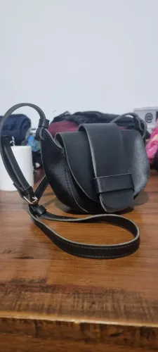 Bolsa Transversal Preta Pequena Meia Lua Alça Longa - Estilo Minimalista