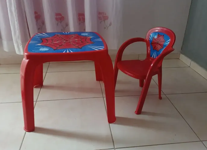 Mesa infantil com 1 cadeira