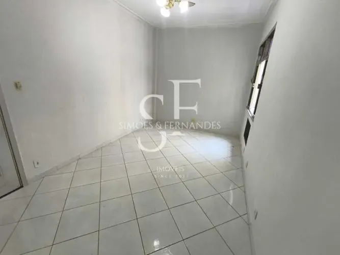 Tijuca - Rua Campos Sales - Apartamento de 2 quartos com dependência e vaga colado a Praça