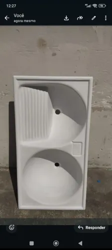 Uma pia de mármore muito pesada com duas cubas