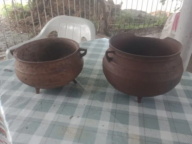 2 caldeirão tripé de ferro 
