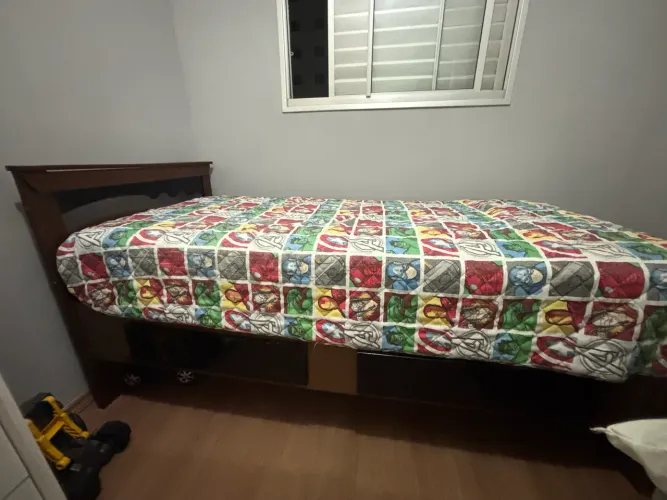 Cama de solteiro com duas gavetas