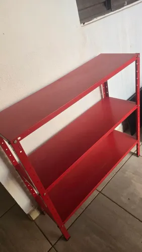 Estante de metal